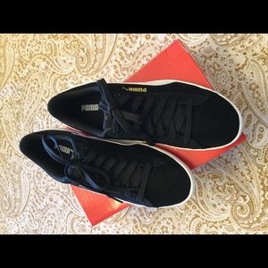 PUMA VIKKI “ NEW “ Black Suede Sneakers Size 8.5